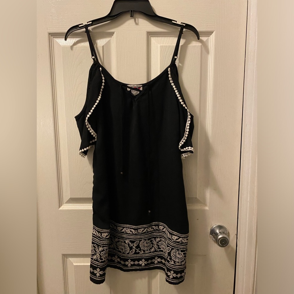 Black and white cover up size small